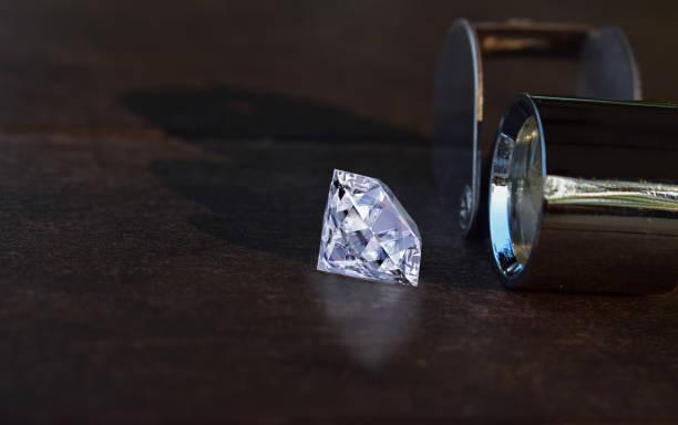 Assessing diamond's authenticity through flashlight examination
